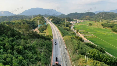 汕昆高速英德段高速公路邊坡復綠工程 汕昆高速英德段高速公路邊坡復綠工程