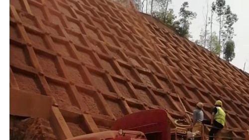 邊坡復(fù)綠施工現(xiàn)場 邊坡復(fù)綠施工現(xiàn)場